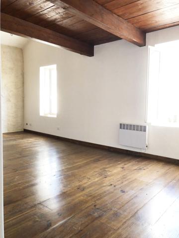 Maison de caractère avec son grand terrain, garages attenants et local commercial