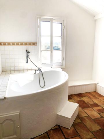 Maison de caractère avec son grand terrain, garages attenants et local commercial