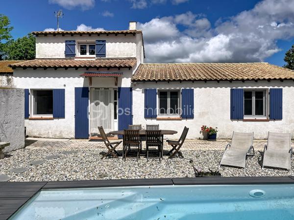 Arles - Paty de la Trinité, à mi-chemin entre le centre d'Arles et les Saintes-Maries-de-le-mer, véritable coup de coeur pour cette villa située dans un environnement calme, sans vis-à-vis, offrant confort moderne et prestations de qualité. Rénovation intérieure de 2024. Fibre. Parcelle de 450m2 environ.

Au rez-de-chaussée :
Belle pièce de vie lumineuse avec cuisine équipée (Cuisinella), Buanderie, 2 grandes chambres, chacune avec salle d’eau + WC privatifs
A l'étage :
Suite parentale de 25 m² avec salle d’eau + WC
🌴 EXTÉRIEURS :
Jardin gazonné
Piscine 7 x 3,5 m avec terrasse et plage en galets
Terrain de pétanque
Abri voiture
Local fermé de 12 m²

LES ATOUTS PRINCIPAUX :
- 3 chambres avec salles d’eau privatives (type suites)
- Pièce de vie 40 m² (séjour, salon, cuisine)
- Climatisation réversible dans toute la maison
- Piscine + terrain de pétanque
- Aucun travaux à prévoir
- Environnement paisible
- Ecoles primaires à 5mn