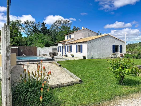 Arles - Paty de la Trinité, à mi-chemin entre le centre d'Arles et les Saintes-Maries-de-le-mer, véritable coup de coeur pour cette villa située dans un environnement calme, sans vis-à-vis, offrant confort moderne et prestations de qualité. Rénovation intérieure de 2024. Fibre. Parcelle de 450m2 environ.

Au rez-de-chaussée :
Belle pièce de vie lumineuse avec cuisine équipée (Cuisinella), Buanderie, 2 grandes chambres, chacune avec salle d’eau + WC privatifs
A l'étage :
Suite parentale de 25 m² avec salle d’eau + WC
🌴 EXTÉRIEURS :
Jardin gazonné
Piscine 7 x 3,5 m avec terrasse et plage en galets
Terrain de pétanque
Abri voiture
Local fermé de 12 m²

LES ATOUTS PRINCIPAUX :
- 3 chambres avec salles d’eau privatives (type suites)
- Pièce de vie 40 m² (séjour, salon, cuisine)
- Climatisation réversible dans toute la maison
- Piscine + terrain de pétanque
- Aucun travaux à prévoir
- Environnement paisible
- Ecoles primaires à 5mn