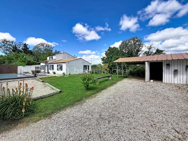 Arles - Paty de la Trinité, à mi-chemin entre le centre d'Arles et les Saintes-Maries-de-le-mer, véritable coup de coeur pour cette villa située dans un environnement calme, sans vis-à-vis, offrant confort moderne et prestations de qualité. Rénovation intérieure de 2024. Fibre. Parcelle de 450m2 environ.

Au rez-de-chaussée :
Belle pièce de vie lumineuse avec cuisine équipée (Cuisinella), Buanderie, 2 grandes chambres, chacune avec salle d’eau + WC privatifs
A l'étage :
Suite parentale de 25 m² avec salle d’eau + WC
🌴 EXTÉRIEURS :
Jardin gazonné
Piscine 7 x 3,5 m avec terrasse et plage en galets
Terrain de pétanque
Abri voiture
Local fermé de 12 m²

LES ATOUTS PRINCIPAUX :
- 3 chambres avec salles d’eau privatives (type suites)
- Pièce de vie 40 m² (séjour, salon, cuisine)
- Climatisation réversible dans toute la maison
- Piscine + terrain de pétanque
- Aucun travaux à prévoir
- Environnement paisible
- Ecoles primaires à 5mn