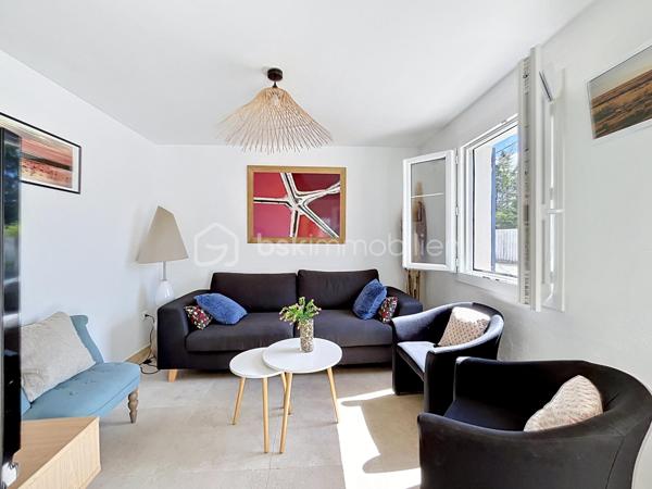 Arles - Paty de la Trinité, à mi-chemin entre le centre d'Arles et les Saintes-Maries-de-le-mer, véritable coup de coeur pour cette villa située dans un environnement calme, sans vis-à-vis, offrant confort moderne et prestations de qualité. Rénovation intérieure de 2024. Fibre. Parcelle de 450m2 environ.

Au rez-de-chaussée :
Belle pièce de vie lumineuse avec cuisine équipée (Cuisinella), Buanderie, 2 grandes chambres, chacune avec salle d’eau + WC privatifs
A l'étage :
Suite parentale de 25 m² avec salle d’eau + WC
🌴 EXTÉRIEURS :
Jardin gazonné
Piscine 7 x 3,5 m avec terrasse et plage en galets
Terrain de pétanque
Abri voiture
Local fermé de 12 m²

LES ATOUTS PRINCIPAUX :
- 3 chambres avec salles d’eau privatives (type suites)
- Pièce de vie 40 m² (séjour, salon, cuisine)
- Climatisation réversible dans toute la maison
- Piscine + terrain de pétanque
- Aucun travaux à prévoir
- Environnement paisible
- Ecoles primaires à 5mn