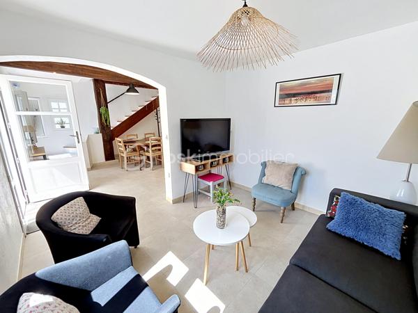 Arles - Paty de la Trinité, à mi-chemin entre le centre d'Arles et les Saintes-Maries-de-le-mer, véritable coup de coeur pour cette villa située dans un environnement calme, sans vis-à-vis, offrant confort moderne et prestations de qualité. Rénovation intérieure de 2024. Fibre. Parcelle de 450m2 environ.

Au rez-de-chaussée :
Belle pièce de vie lumineuse avec cuisine équipée (Cuisinella), Buanderie, 2 grandes chambres, chacune avec salle d’eau + WC privatifs
A l'étage :
Suite parentale de 25 m² avec salle d’eau + WC
🌴 EXTÉRIEURS :
Jardin gazonné
Piscine 7 x 3,5 m avec terrasse et plage en galets
Terrain de pétanque
Abri voiture
Local fermé de 12 m²

LES ATOUTS PRINCIPAUX :
- 3 chambres avec salles d’eau privatives (type suites)
- Pièce de vie 40 m² (séjour, salon, cuisine)
- Climatisation réversible dans toute la maison
- Piscine + terrain de pétanque
- Aucun travaux à prévoir
- Environnement paisible
- Ecoles primaires à 5mn
