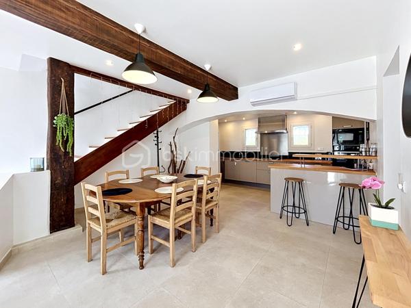 Arles - Paty de la Trinité, à mi-chemin entre le centre d'Arles et les Saintes-Maries-de-le-mer, véritable coup de coeur pour cette villa située dans un environnement calme, sans vis-à-vis, offrant confort moderne et prestations de qualité. Rénovation intérieure de 2024. Fibre. Parcelle de 450m2 environ.

Au rez-de-chaussée :
Belle pièce de vie lumineuse avec cuisine équipée (Cuisinella), Buanderie, 2 grandes chambres, chacune avec salle d’eau + WC privatifs
A l'étage :
Suite parentale de 25 m² avec salle d’eau + WC
🌴 EXTÉRIEURS :
Jardin gazonné
Piscine 7 x 3,5 m avec terrasse et plage en galets
Terrain de pétanque
Abri voiture
Local fermé de 12 m²

LES ATOUTS PRINCIPAUX :
- 3 chambres avec salles d’eau privatives (type suites)
- Pièce de vie 40 m² (séjour, salon, cuisine)
- Climatisation réversible dans toute la maison
- Piscine + terrain de pétanque
- Aucun travaux à prévoir
- Environnement paisible
- Ecoles primaires à 5mn