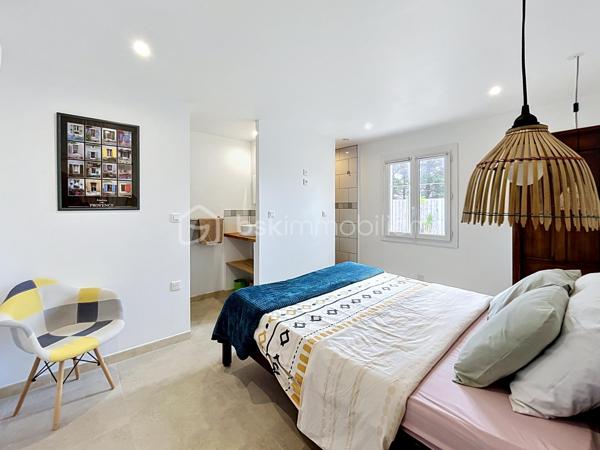 Arles - Paty de la Trinité, à mi-chemin entre le centre d'Arles et les Saintes-Maries-de-le-mer, véritable coup de coeur pour cette villa située dans un environnement calme, sans vis-à-vis, offrant confort moderne et prestations de qualité. Rénovation intérieure de 2024. Fibre. Parcelle de 450m2 environ.

Au rez-de-chaussée :
Belle pièce de vie lumineuse avec cuisine équipée (Cuisinella), Buanderie, 2 grandes chambres, chacune avec salle d’eau + WC privatifs
A l'étage :
Suite parentale de 25 m² avec salle d’eau + WC
🌴 EXTÉRIEURS :
Jardin gazonné
Piscine 7 x 3,5 m avec terrasse et plage en galets
Terrain de pétanque
Abri voiture
Local fermé de 12 m²

LES ATOUTS PRINCIPAUX :
- 3 chambres avec salles d’eau privatives (type suites)
- Pièce de vie 40 m² (séjour, salon, cuisine)
- Climatisation réversible dans toute la maison
- Piscine + terrain de pétanque
- Aucun travaux à prévoir
- Environnement paisible
- Ecoles primaires à 5mn