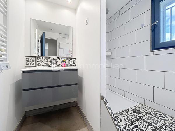 Arles - Paty de la Trinité, à mi-chemin entre le centre d'Arles et les Saintes-Maries-de-le-mer, véritable coup de coeur pour cette villa située dans un environnement calme, sans vis-à-vis, offrant confort moderne et prestations de qualité. Rénovation intérieure de 2024. Fibre. Parcelle de 450m2 environ.

Au rez-de-chaussée :
Belle pièce de vie lumineuse avec cuisine équipée (Cuisinella), Buanderie, 2 grandes chambres, chacune avec salle d’eau + WC privatifs
A l'étage :
Suite parentale de 25 m² avec salle d’eau + WC
🌴 EXTÉRIEURS :
Jardin gazonné
Piscine 7 x 3,5 m avec terrasse et plage en galets
Terrain de pétanque
Abri voiture
Local fermé de 12 m²

LES ATOUTS PRINCIPAUX :
- 3 chambres avec salles d’eau privatives (type suites)
- Pièce de vie 40 m² (séjour, salon, cuisine)
- Climatisation réversible dans toute la maison
- Piscine + terrain de pétanque
- Aucun travaux à prévoir
- Environnement paisible
- Ecoles primaires à 5mn