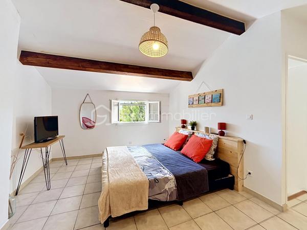 Arles - Paty de la Trinité, à mi-chemin entre le centre d'Arles et les Saintes-Maries-de-le-mer, véritable coup de coeur pour cette villa située dans un environnement calme, sans vis-à-vis, offrant confort moderne et prestations de qualité. Rénovation intérieure de 2024. Fibre. Parcelle de 450m2 environ.

Au rez-de-chaussée :
Belle pièce de vie lumineuse avec cuisine équipée (Cuisinella), Buanderie, 2 grandes chambres, chacune avec salle d’eau + WC privatifs
A l'étage :
Suite parentale de 25 m² avec salle d’eau + WC
🌴 EXTÉRIEURS :
Jardin gazonné
Piscine 7 x 3,5 m avec terrasse et plage en galets
Terrain de pétanque
Abri voiture
Local fermé de 12 m²

LES ATOUTS PRINCIPAUX :
- 3 chambres avec salles d’eau privatives (type suites)
- Pièce de vie 40 m² (séjour, salon, cuisine)
- Climatisation réversible dans toute la maison
- Piscine + terrain de pétanque
- Aucun travaux à prévoir
- Environnement paisible
- Ecoles primaires à 5mn