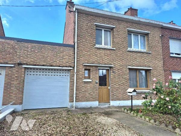 Maison de ville 88 m² - 3 chambres, bureau, jardin exposé sud, garage

À deux pas des commodi...