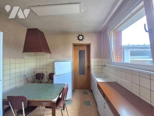 Maison de ville 88 m² - 3 chambres, bureau, jardin exposé sud, garage

À deux pas des commodi...