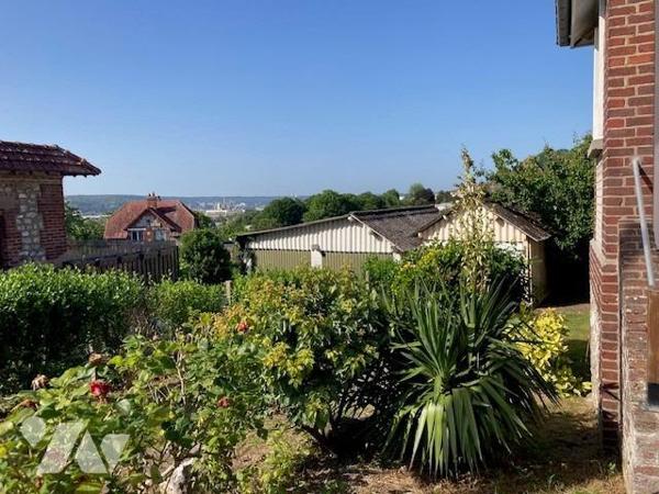 GRAND COURONNE - Maison de ville (84 m²) mitoyenne d'un côté