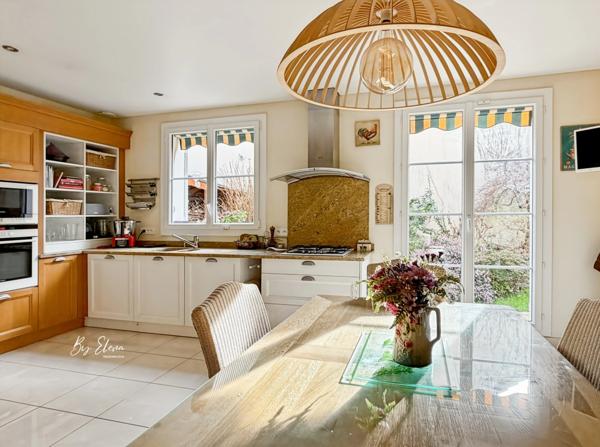 VILLA KAUFMAN & BROAD — RENTILLY - ÉLÉGANCE AU CALME, NATURE & LUMIÈRE - TRIPLE EXPOSITION - SEMI-PLEIN-PIED - DEUX SUITES ET DEUX CHAMBRES AU RDC - GRAND JARDIN SANS VIS-À-VIS - GARAGE DOUBLE