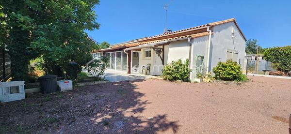 ETAULES ; Secteur calme, a proximité immédiate des écoles, commerces et a seulement 12 min des plages.
Maison de 94 m2 composée d'un séjour avec un poêle, une cuisine séparée meublée et équipée, une salle d'eau avec wc.
Une grande chambre, une véranda et 2 mezzanines.
Un vaste garage d'environ 40 m2 offre un réel potentiel.
Terrain clos et arboré de 833m2 avec de 2 abris de jardins.
***Portail éclectique.
***Stores électriques.
***Petite cuisine d'été.
A votre disposition pour tout renseignement complémentaire au 06.14.04.55.39