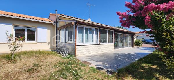 ETAULES ; Secteur calme, a proximité immédiate des écoles, commerces et a seulement 12 min des plages.
Maison de 94 m2 composée d'un séjour avec un poêle, une cuisine séparée meublée et équipée, une salle d'eau avec wc.
Une grande chambre, une véranda et 2 mezzanines.
Un vaste garage d'environ 40 m2 offre un réel potentiel.
Terrain clos et arboré de 833m2 avec de 2 abris de jardins.
***Portail éclectique.
***Stores électriques.
***Petite cuisine d'été.
A votre disposition pour tout renseignement complémentaire au 06.14.04.55.39