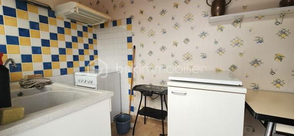 ETAULES ; Secteur calme, a proximité immédiate des écoles, commerces et a seulement 12 min des plages.
Maison de 94 m2 composée d'un séjour avec un poêle, une cuisine séparée meublée et équipée, une salle d'eau avec wc.
Une grande chambre, une véranda et 2 mezzanines.
Un vaste garage d'environ 40 m2 offre un réel potentiel.
Terrain clos et arboré de 833m2 avec de 2 abris de jardins.
***Portail éclectique.
***Stores électriques.
***Petite cuisine d'été.
A votre disposition pour tout renseignement complémentaire au 06.14.04.55.39
