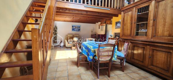 ETAULES ; Secteur calme, a proximité immédiate des écoles, commerces et a seulement 12 min des plages.
Maison de 94 m2 composée d'un séjour avec un poêle, une cuisine séparée meublée et équipée, une salle d'eau avec wc.
Une grande chambre, une véranda et 2 mezzanines.
Un vaste garage d'environ 40 m2 offre un réel potentiel.
Terrain clos et arboré de 833m2 avec de 2 abris de jardins.
***Portail éclectique.
***Stores électriques.
***Petite cuisine d'été.
A votre disposition pour tout renseignement complémentaire au 06.14.04.55.39