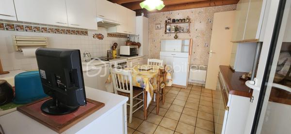 ETAULES ; Secteur calme, a proximité immédiate des écoles, commerces et a seulement 12 min des plages.
Maison de 94 m2 composée d'un séjour avec un poêle, une cuisine séparée meublée et équipée, une salle d'eau avec wc.
Une grande chambre, une véranda et 2 mezzanines.
Un vaste garage d'environ 40 m2 offre un réel potentiel.
Terrain clos et arboré de 833m2 avec de 2 abris de jardins.
***Portail éclectique.
***Stores électriques.
***Petite cuisine d'été.
A votre disposition pour tout renseignement complémentaire au 06.14.04.55.39