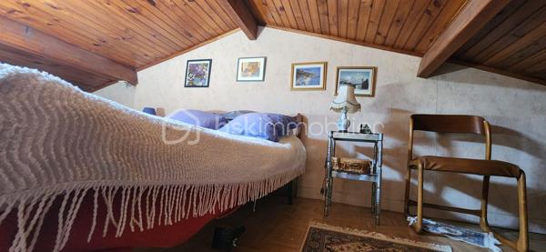 ETAULES ; Secteur calme, a proximité immédiate des écoles, commerces et a seulement 12 min des plages.
Maison de 94 m2 composée d'un séjour avec un poêle, une cuisine séparée meublée et équipée, une salle d'eau avec wc.
Une grande chambre, une véranda et 2 mezzanines.
Un vaste garage d'environ 40 m2 offre un réel potentiel.
Terrain clos et arboré de 833m2 avec de 2 abris de jardins.
***Portail éclectique.
***Stores électriques.
***Petite cuisine d'été.
A votre disposition pour tout renseignement complémentaire au 06.14.04.55.39