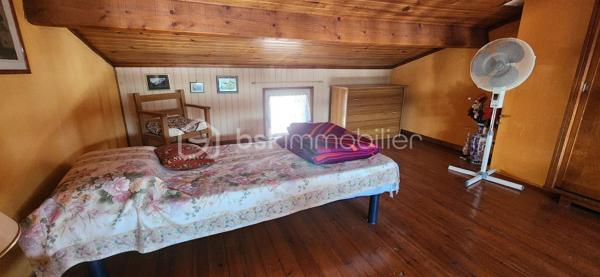 ETAULES ; Secteur calme, a proximité immédiate des écoles, commerces et a seulement 12 min des plages.
Maison de 94 m2 composée d'un séjour avec un poêle, une cuisine séparée meublée et équipée, une salle d'eau avec wc.
Une grande chambre, une véranda et 2 mezzanines.
Un vaste garage d'environ 40 m2 offre un réel potentiel.
Terrain clos et arboré de 833m2 avec de 2 abris de jardins.
***Portail éclectique.
***Stores électriques.
***Petite cuisine d'été.
A votre disposition pour tout renseignement complémentaire au 06.14.04.55.39