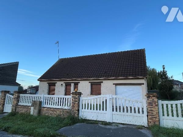 Maison d'habitation comprenant : salon-séjour, cuisine, 3 chambres, salle de bains, garage, véranda.