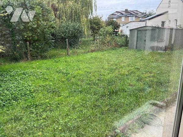 Maison d'habitation comprenant : salon-séjour, cuisine, 3 chambres, salle de bains, garage, véranda.