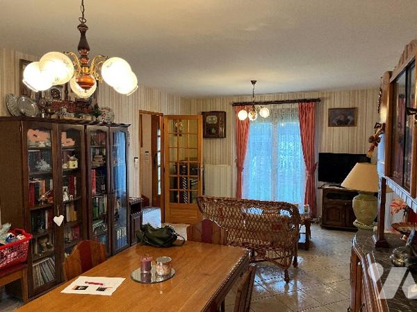 Maison d'habitation comprenant : salon-séjour, cuisine, 3 chambres, salle de bains, garage, véranda.