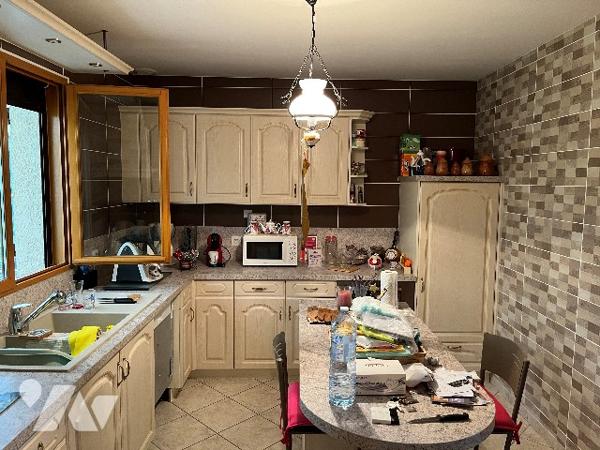 Maison d'habitation comprenant : salon-séjour, cuisine, 3 chambres, salle de bains, garage, véranda.