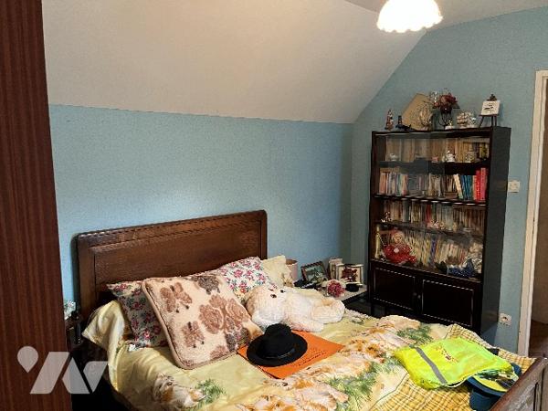 Maison d'habitation comprenant : salon-séjour, cuisine, 3 chambres, salle de bains, garage, véranda.