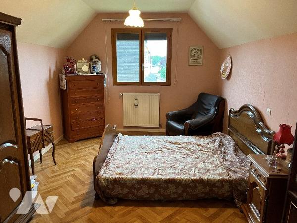 Maison d'habitation comprenant : salon-séjour, cuisine, 3 chambres, salle de bains, garage, véranda.