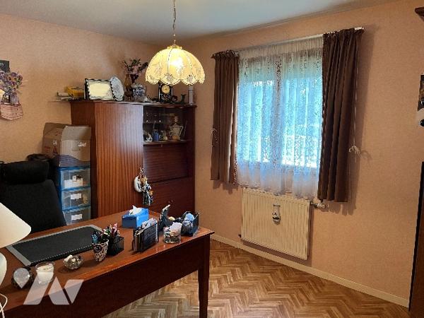 Maison d'habitation comprenant : salon-séjour, cuisine, 3 chambres, salle de bains, garage, véranda.