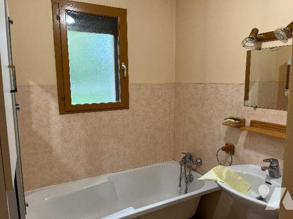 Maison d'habitation comprenant : salon-séjour, cuisine, 3 chambres, salle de bains, garage, véranda.