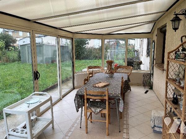 Maison d'habitation comprenant : salon-séjour, cuisine, 3 chambres, salle de bains, garage, véranda.