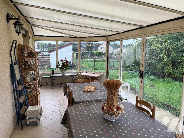 Maison d'habitation comprenant : salon-séjour, cuisine, 3 chambres, salle de bains, garage, véranda.