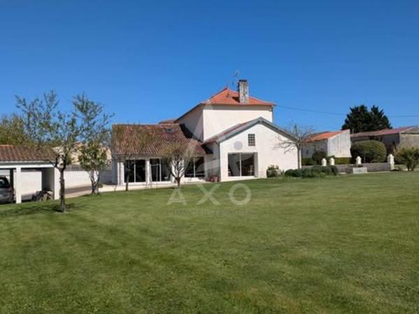 Entre Saint-Jean-d’Angély et Aulnay – Élégante Maison de Maître avec Extension Contemporaine