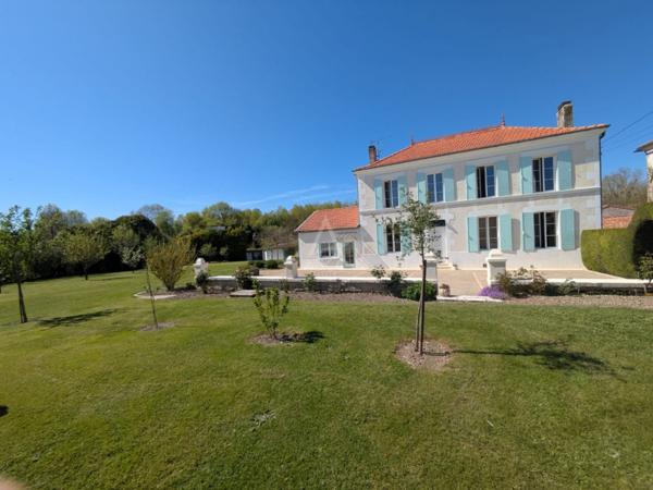 Entre Saint-Jean-d’Angély et Aulnay – Élégante Maison de Maître avec Extension Contemporaine