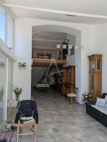 Entre Saint-Jean-d’Angély et Aulnay – Élégante Maison de Maître avec Extension Contemporaine