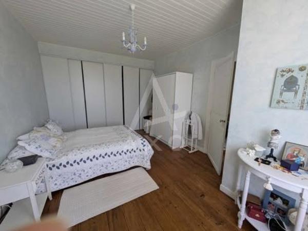Entre Saint-Jean-d’Angély et Aulnay – Élégante Maison de Maître avec Extension Contemporaine