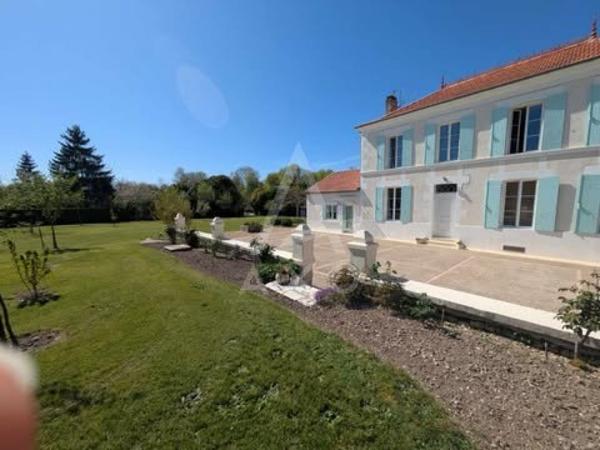 Entre Saint-Jean-d’Angély et Aulnay – Élégante Maison de Maître avec Extension Contemporaine