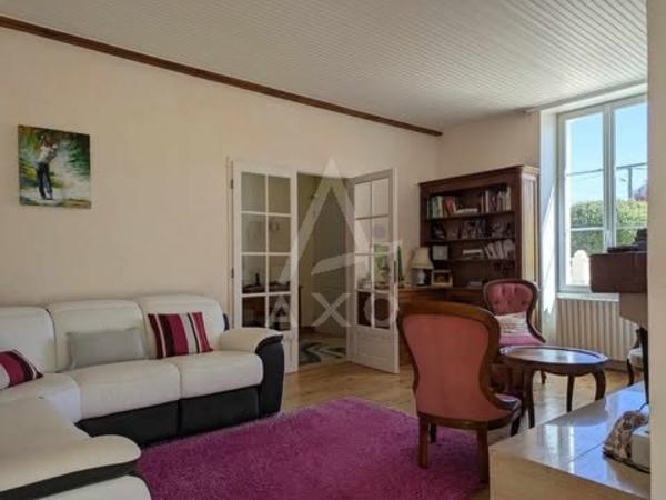 Entre Saint-Jean-d’Angély et Aulnay – Élégante Maison de Maître avec Extension Contemporaine