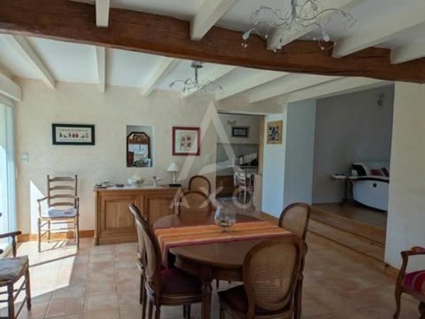 Entre Saint-Jean-d’Angély et Aulnay – Élégante Maison de Maître avec Extension Contemporaine