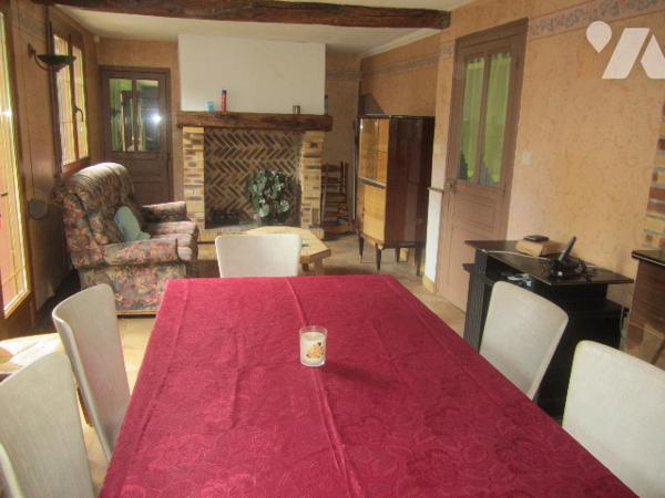Maison de 79 m2, 2 chambres, dépendances et grand terrain.