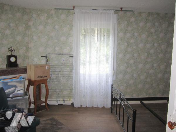 Maison de 79 m2, 2 chambres, dépendances et grand terrain.