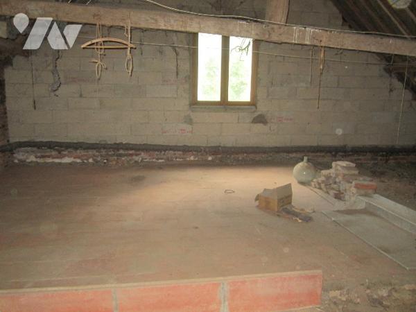 Maison de 79 m2, 2 chambres, dépendances et grand terrain.