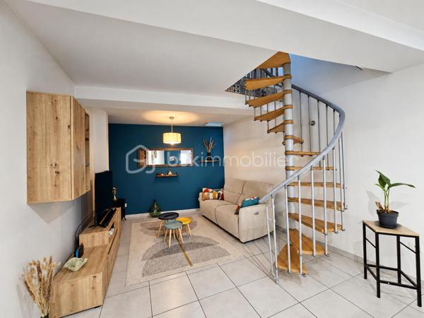 À Espira-de-l’Agly, nichée au fond d’une impasse, dans un environnement calme, cette charmante maison de village une face en R+2 a été entièrement rénovée avec goût.

Au rez-de-chaussée, l’entrée dessert un espace fonctionnel pouvant accueillir un coin bureau et une buanderie. 
Vous y trouverez également un WC indépendant ainsi qu’une chambre parentale avec douche et dressing.

Au premier étage, la maison dévoile une vaste et agréable pièce de vie, composée d’une cuisine aménagée et équipée ouverte sur le salon-séjour.

Le deuxième et dernier étage accueille une seconde chambre, accompagnée de sa propre salle d’eau et d’un WC.

Entièrement rénovée, bien agencée et ne nécessitant aucun travaux, cette maison offre une atmosphère chaleureuse et une belle répartition des espaces. 

Une maison prête à vivre, à découvrir sans tarder.