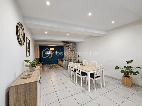 À Espira-de-l’Agly, nichée au fond d’une impasse, dans un environnement calme, cette charmante maison de village une face en R+2 a été entièrement rénovée avec goût.

Au rez-de-chaussée, l’entrée dessert un espace fonctionnel pouvant accueillir un coin bureau et une buanderie. 
Vous y trouverez également un WC indépendant ainsi qu’une chambre parentale avec douche et dressing.

Au premier étage, la maison dévoile une vaste et agréable pièce de vie, composée d’une cuisine aménagée et équipée ouverte sur le salon-séjour.

Le deuxième et dernier étage accueille une seconde chambre, accompagnée de sa propre salle d’eau et d’un WC.

Entièrement rénovée, bien agencée et ne nécessitant aucun travaux, cette maison offre une atmosphère chaleureuse et une belle répartition des espaces. 

Une maison prête à vivre, à découvrir sans tarder.