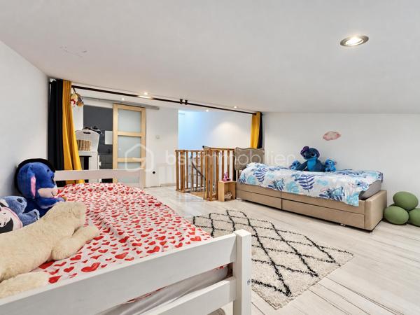 À Espira-de-l’Agly, nichée au fond d’une impasse, dans un environnement calme, cette charmante maison de village une face en R+2 a été entièrement rénovée avec goût.

Au rez-de-chaussée, l’entrée dessert un espace fonctionnel pouvant accueillir un coin bureau et une buanderie. 
Vous y trouverez également un WC indépendant ainsi qu’une chambre parentale avec douche et dressing.

Au premier étage, la maison dévoile une vaste et agréable pièce de vie, composée d’une cuisine aménagée et équipée ouverte sur le salon-séjour.

Le deuxième et dernier étage accueille une seconde chambre, accompagnée de sa propre salle d’eau et d’un WC.

Entièrement rénovée, bien agencée et ne nécessitant aucun travaux, cette maison offre une atmosphère chaleureuse et une belle répartition des espaces. 

Une maison prête à vivre, à découvrir sans tarder.