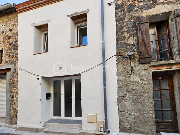À Espira-de-l’Agly, nichée au fond d’une impasse, dans un environnement calme, cette charmante maison de village une face en R+2 a été entièrement rénovée avec goût.

Au rez-de-chaussée, l’entrée dessert un espace fonctionnel pouvant accueillir un coin bureau et une buanderie. 
Vous y trouverez également un WC indépendant ainsi qu’une chambre parentale avec douche et dressing.

Au premier étage, la maison dévoile une vaste et agréable pièce de vie, composée d’une cuisine aménagée et équipée ouverte sur le salon-séjour.

Le deuxième et dernier étage accueille une seconde chambre, accompagnée de sa propre salle d’eau et d’un WC.

Entièrement rénovée, bien agencée et ne nécessitant aucun travaux, cette maison offre une atmosphère chaleureuse et une belle répartition des espaces. 

Une maison prête à vivre, à découvrir sans tarder.