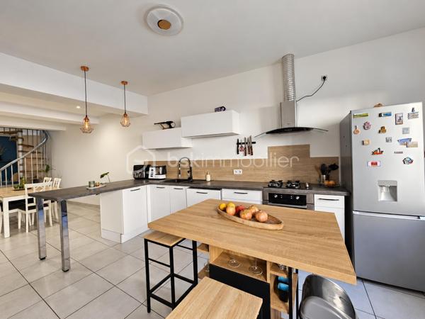 À Espira-de-l’Agly, nichée au fond d’une impasse, dans un environnement calme, cette charmante maison de village une face en R+2 a été entièrement rénovée avec goût.

Au rez-de-chaussée, l’entrée dessert un espace fonctionnel pouvant accueillir un coin bureau et une buanderie. 
Vous y trouverez également un WC indépendant ainsi qu’une chambre parentale avec douche et dressing.

Au premier étage, la maison dévoile une vaste et agréable pièce de vie, composée d’une cuisine aménagée et équipée ouverte sur le salon-séjour.

Le deuxième et dernier étage accueille une seconde chambre, accompagnée de sa propre salle d’eau et d’un WC.

Entièrement rénovée, bien agencée et ne nécessitant aucun travaux, cette maison offre une atmosphère chaleureuse et une belle répartition des espaces. 

Une maison prête à vivre, à découvrir sans tarder.
