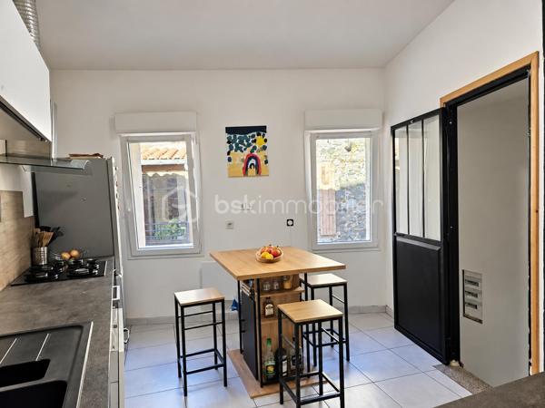 À Espira-de-l’Agly, nichée au fond d’une impasse, dans un environnement calme, cette charmante maison de village une face en R+2 a été entièrement rénovée avec goût.

Au rez-de-chaussée, l’entrée dessert un espace fonctionnel pouvant accueillir un coin bureau et une buanderie. 
Vous y trouverez également un WC indépendant ainsi qu’une chambre parentale avec douche et dressing.

Au premier étage, la maison dévoile une vaste et agréable pièce de vie, composée d’une cuisine aménagée et équipée ouverte sur le salon-séjour.

Le deuxième et dernier étage accueille une seconde chambre, accompagnée de sa propre salle d’eau et d’un WC.

Entièrement rénovée, bien agencée et ne nécessitant aucun travaux, cette maison offre une atmosphère chaleureuse et une belle répartition des espaces. 

Une maison prête à vivre, à découvrir sans tarder.