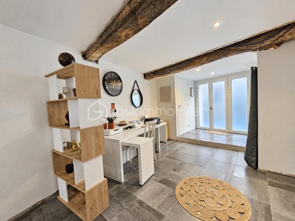 À Espira-de-l’Agly, nichée au fond d’une impasse, dans un environnement calme, cette charmante maison de village une face en R+2 a été entièrement rénovée avec goût.

Au rez-de-chaussée, l’entrée dessert un espace fonctionnel pouvant accueillir un coin bureau et une buanderie. 
Vous y trouverez également un WC indépendant ainsi qu’une chambre parentale avec douche et dressing.

Au premier étage, la maison dévoile une vaste et agréable pièce de vie, composée d’une cuisine aménagée et équipée ouverte sur le salon-séjour.

Le deuxième et dernier étage accueille une seconde chambre, accompagnée de sa propre salle d’eau et d’un WC.

Entièrement rénovée, bien agencée et ne nécessitant aucun travaux, cette maison offre une atmosphère chaleureuse et une belle répartition des espaces. 

Une maison prête à vivre, à découvrir sans tarder.