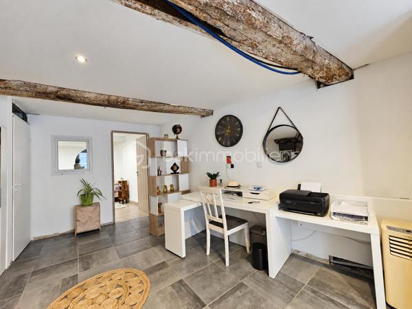À Espira-de-l’Agly, nichée au fond d’une impasse, dans un environnement calme, cette charmante maison de village une face en R+2 a été entièrement rénovée avec goût.

Au rez-de-chaussée, l’entrée dessert un espace fonctionnel pouvant accueillir un coin bureau et une buanderie. 
Vous y trouverez également un WC indépendant ainsi qu’une chambre parentale avec douche et dressing.

Au premier étage, la maison dévoile une vaste et agréable pièce de vie, composée d’une cuisine aménagée et équipée ouverte sur le salon-séjour.

Le deuxième et dernier étage accueille une seconde chambre, accompagnée de sa propre salle d’eau et d’un WC.

Entièrement rénovée, bien agencée et ne nécessitant aucun travaux, cette maison offre une atmosphère chaleureuse et une belle répartition des espaces. 

Une maison prête à vivre, à découvrir sans tarder.